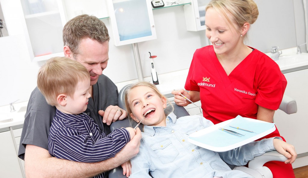 Zwei Kinder, Dr. Gottwald und Zahnarzthelferin bei Edelmund